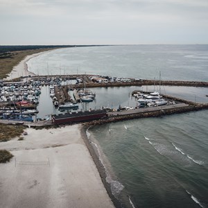 Ålbæk Havn set fra siden af ved hjælp af dronefoto
