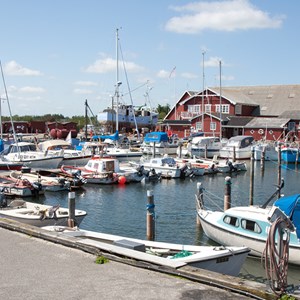 Ålbæk Havn set fra en af bådebroerne